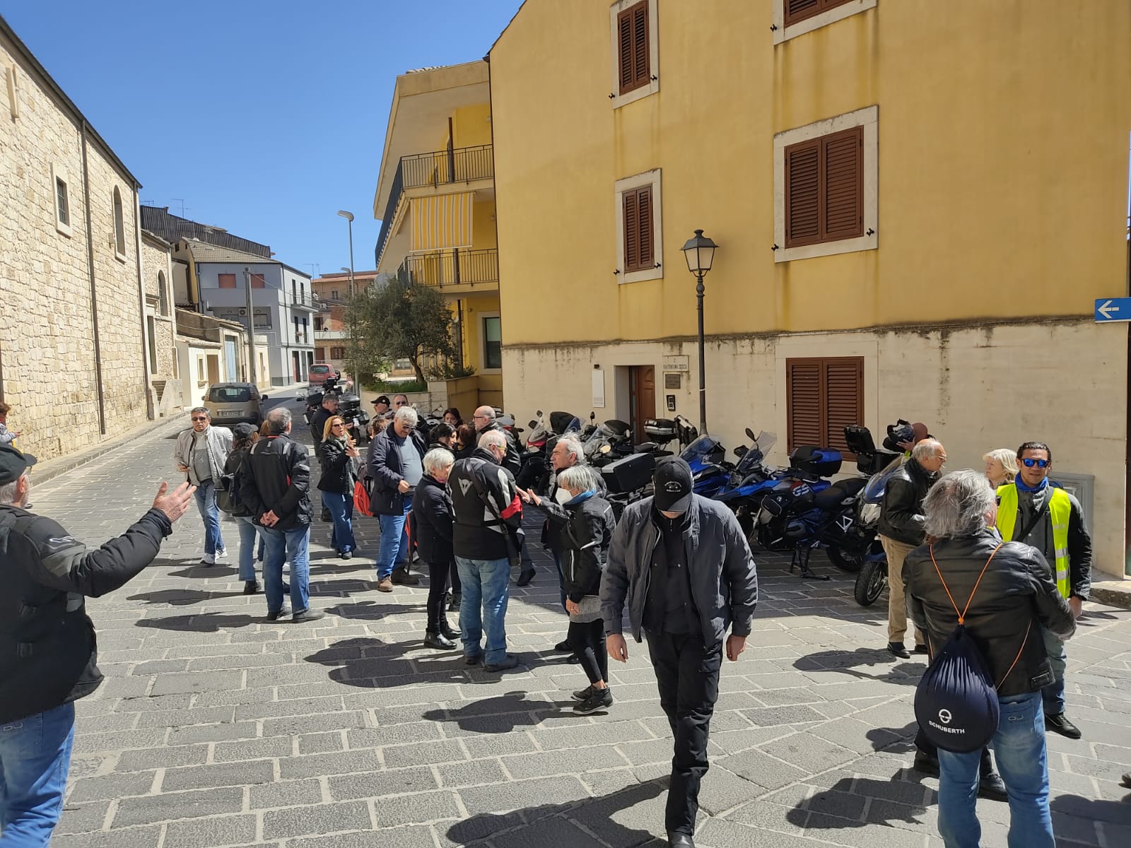 016 Parcheggiate Le Moto Si Richiama A Raccolta Il Gruppo