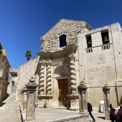 020 Il Portale E Caratterizzato Da Quattro Colonne Tortili Binate Riccamente Adornate Da Tralci Di Vite E Fregi Che Rappresentano Motivi Agresti Tipici Del Barocco