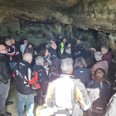 070 Il Sito Inoltre E Costituito Da Un Ambiente Centrale Ricavato Da Un Antica Cisterna E Vi Sono Diverse Tombe Scavate Nella Roccia