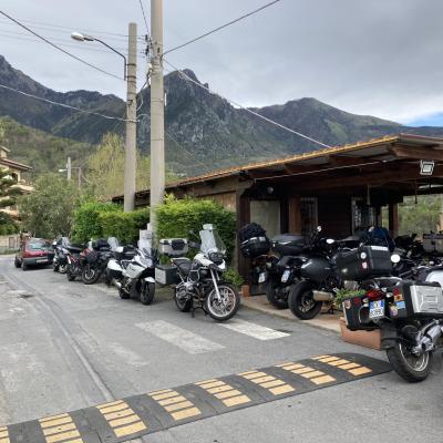 13 Si Parcheggiano Le Moto Davanti Al Ristorante