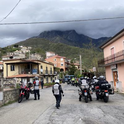 21 Si Riparte E La Pioggia Non Tarda Ad Arrivare Tutti Sbardati Con Tute Antipioggia