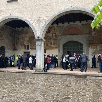 28 La Facciata E Sorretta Da Due Grandi Archi A Tutto Sesto Poggianti Su Pilastri Sui Quali Sono Stati Scolpiti I Gigli Di Firenze