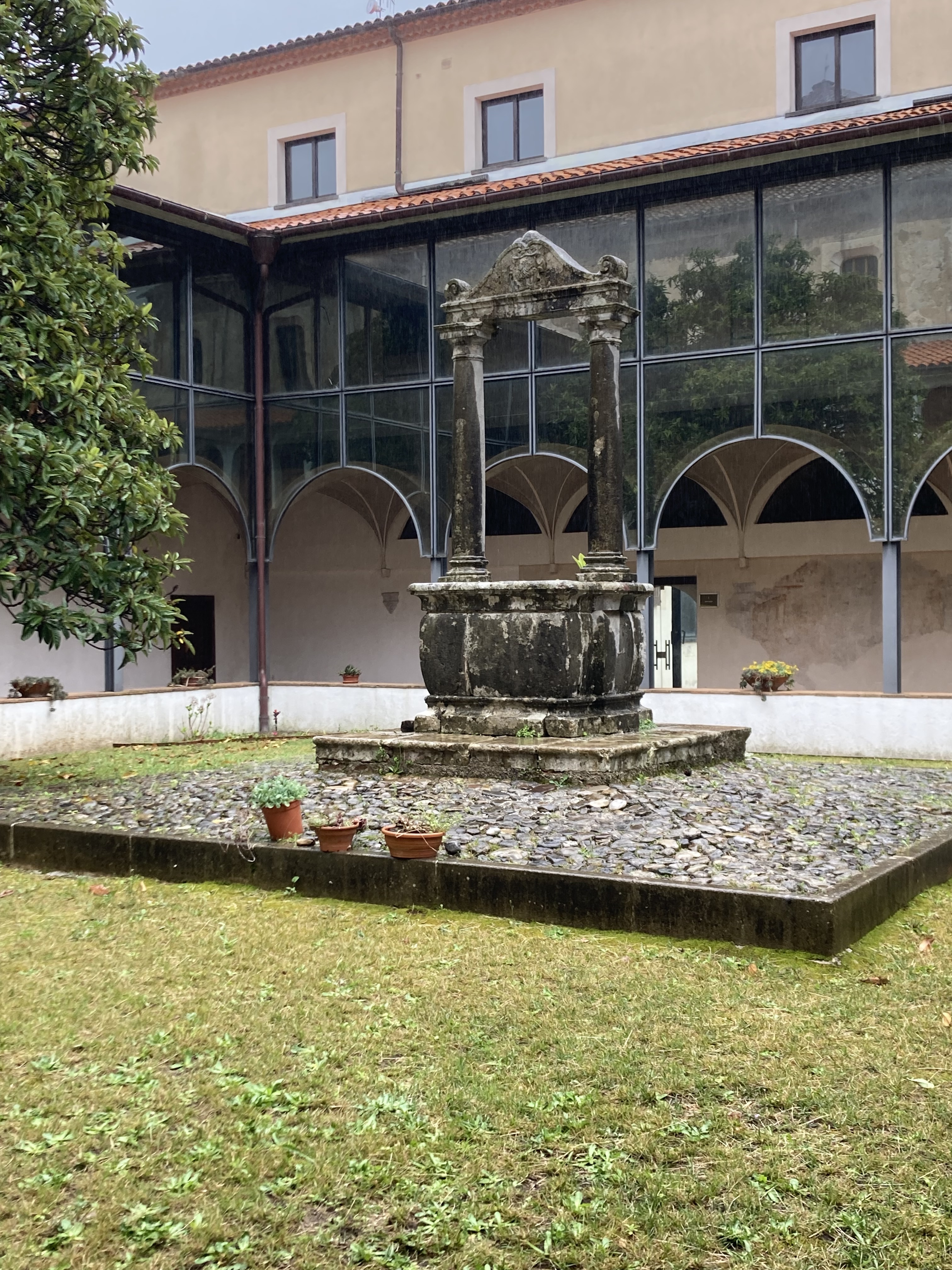 67 Presenta Al Centro Un Elegante Pozzo In Stile Spagnuolo Del 1614