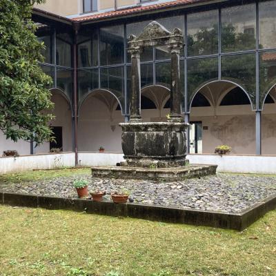 67 Presenta Al Centro Un Elegante Pozzo In Stile Spagnuolo Del 1614