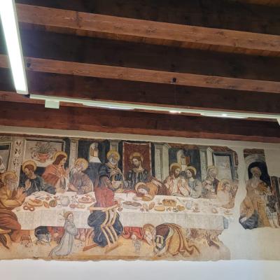 76 Ai Piedi Del Tavolo Sono Dipinti Santantonio Da Padova Inginocchiato Con I Classici Attributi Canonici Del Saio E Del Giglio Ed Un Gatto Ed Un Cane Che Si Affrontano Chiaro Simbolo Ancora Una Volta Di Tradimento