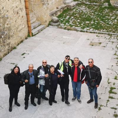 103 Gruppo Di Amici Motociclistici In Un Castello