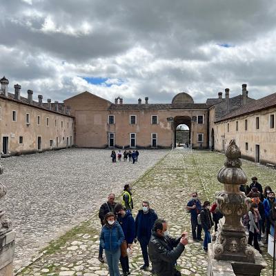 33 La Corte Esterna E Costituita Da Un Grande Cortile Rettangolare Intorno Al Quale Erano Ospitate Buona Parte Delle Attivita Produttive