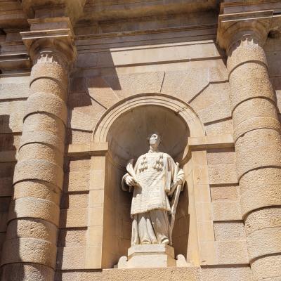 34 Fu Arricchita In Epoca Barocca Con Statue E Pinnacoli Tra Cui La Statua Di San Lorenzo