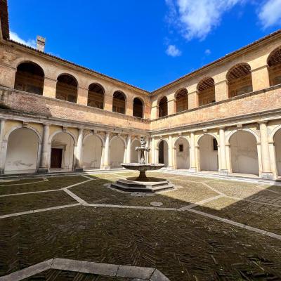 37 Il Chiostro Della Foresteria Tardomanierista E Composto Da Un Portico Con Fontana Al Centro