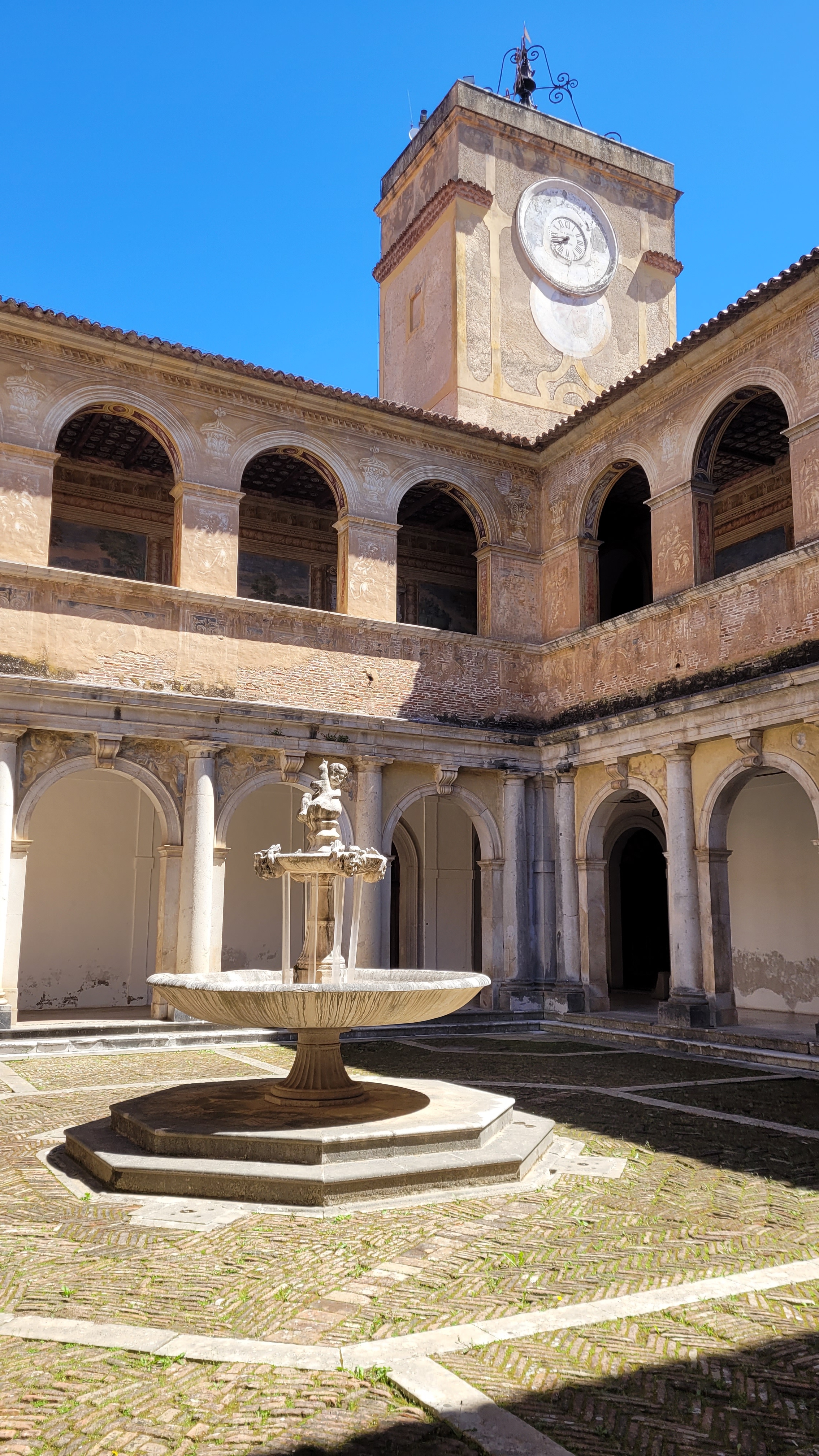 38 Da Un Loggiato Dal Quale Si Eleva La Torre Dell Orologio