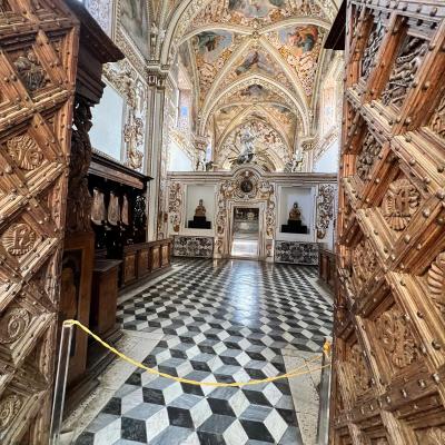39 La Chiesa A Navata Unica Con Cinque Cappelle Sul Lato Destro E Divisa In Due Zone Da Una Parete