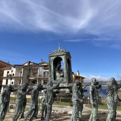 4 Monumento Alla Madonna Nera Di Viggiano Ed Ai Suoi Portatori