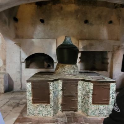 48 I Fuochi Ed Un Grosso Bollitore Sono Inseriti In Un Corpo Decorato Di Maioliche D Arte Napoletana