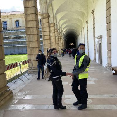 59 Claudio E Marilena Si Incamminano Mano Nella Mano Romanticamente Verso La Biblioteca