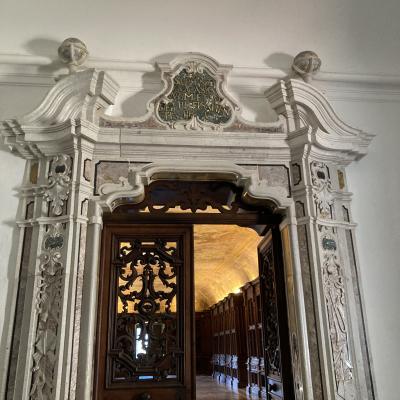 72 Alla Fine Della Scala Si Viene Accolti Da Una Porta Della Biblioteca Con Scritto Da Sapienti Occasionem Et Addetur Ei Sapientia Offri Al Saggio L Occasione E La Sua Sapienza Crescera
