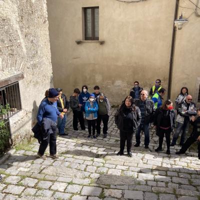 84 A Partire Dal Maniero Si Divincolano Una Miriade Di Case E Casette Aggrappate Alla Roccia Scoscesa
