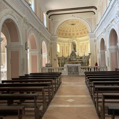 90  L'interno a tre navate riccamente decorate, le arcate che le dividono sono ornate da teste di putti e festoni floreali