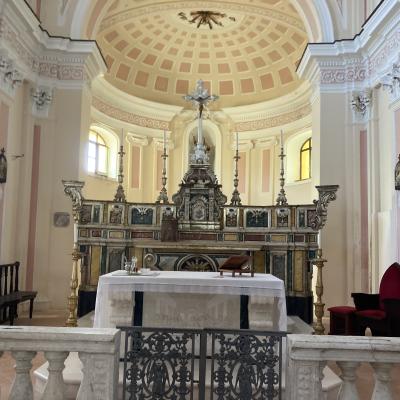 91 L'altare ligneo in stile barocco con colonne tortili e foglie di acanto avvoltolate e riccamente intarsiato uno dei più pregevoli della Basilicata, è collocato nella cripta