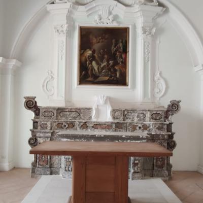 94 La Cripta Presenta Un Altare Policromo In Pietra Locale Lavorata In Cui E Un Dipinto Del 1784 Raffigurante La Deposizione