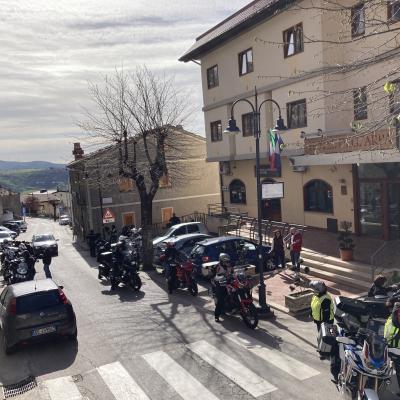 1 Ci Si Raduna Davanti All Hotel Dell Arpa