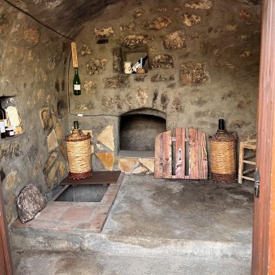 107 Queste Costruzioni Degna Testimonianza Della Civilta Contadina Di Un Tempo Erano Infatti Adibiti Alla Pigiatura E Alla Fermentazione Del Mosto In Apposite Vasche Palment Per Poi Ottenere Il Prodotto Finito Il Vino