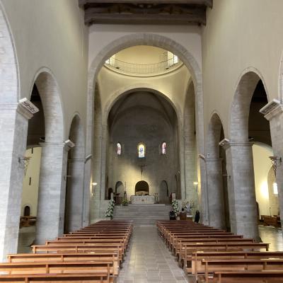 123 La Costruzione Ha Un Impianto A Croce Latina Con Tre Navate Con Copertura A Tetto Con Capriate