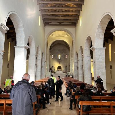 125 Wlater Ci Invita Aprendere Posto All Interno Della Chiesa