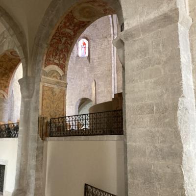 130 Il Deambulatorio semicircolare si sviluppa intorno all’altare maggiore Vi si aprono tre cappelle radiali di San Canio vescovo di San Mariano nativo di Acerenza e la cappella settecentesca dedicata a San Michele