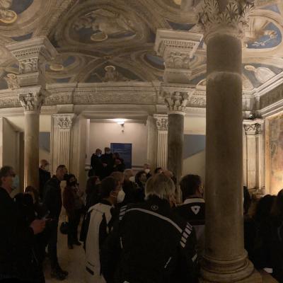 139 La Cripta consiste in un vano quadrangolare suddiviso in tre navate da quattro colonne in marmo che poggiano su piedistalli ed è coperta da 9 piccole volte a crociera ribassate