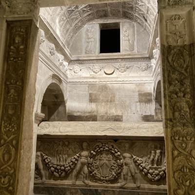 140 Sarcofago Con Stemma Dei Ferrillo Circondato Da Una Corona Di Mirto Retta Da Due Putti Ai Quali Fanno Capo Due Esuberanti Festoni