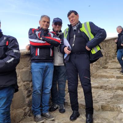 18 Il Presidente E Il Consigliere Mario Aspettano Che Il Gruppo Faccia Silenzio Per Cedere La Parola A Nicola