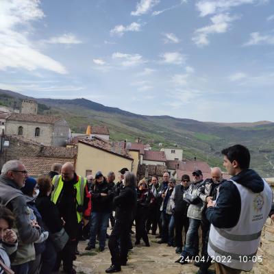 21 Il Castello Medievale Di Laurenzana Si Erge Isolato Sulla Sommita Di Una Rupe Al Centro Dell Abitato