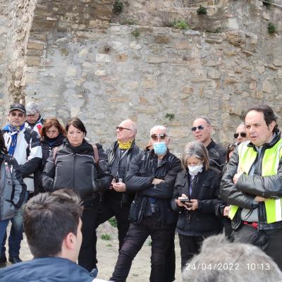 40 Giancarlo Cerca Di Prestare Attenzione E Carpire E Informazioni Relative Al Castello Insieme Al Resto Del Gruppo