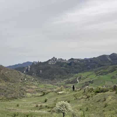 81 In Lontananza Si Scorge Il Borgo Di Castelmezzano Incastonato Tra Le Rocce