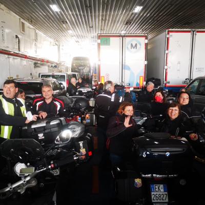46 Gemellaggio Sul Traghetto Con Altro Gruppo Di Motociclisti Ma Senza Striscione