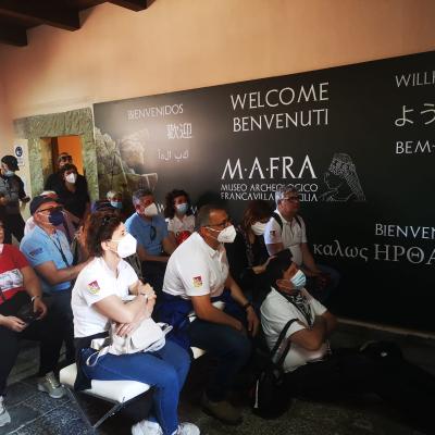 53 Il Presidente Non Trovando Posto Si Adagia Per Terra
