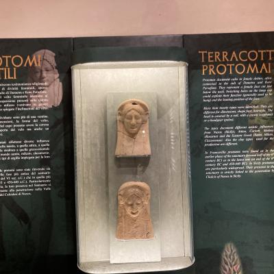 67 La Sicilia Greca Ricca Di Depositi Votivi Pinakes Protomi Statuette In Terracotta. In Questa Sala Sono Esposti Anche I Reperti Dalla Necropoli Di V Secolo A.c