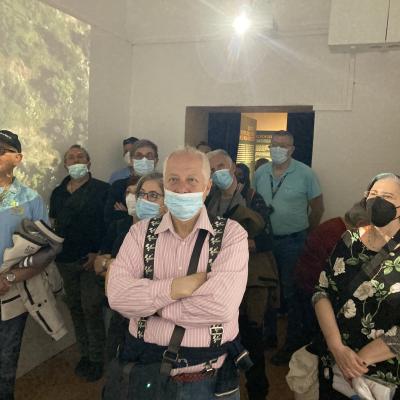 70 Con Nino In Prima Fila Molto Attenti Alle Immagini Che Vengono Riprodotte