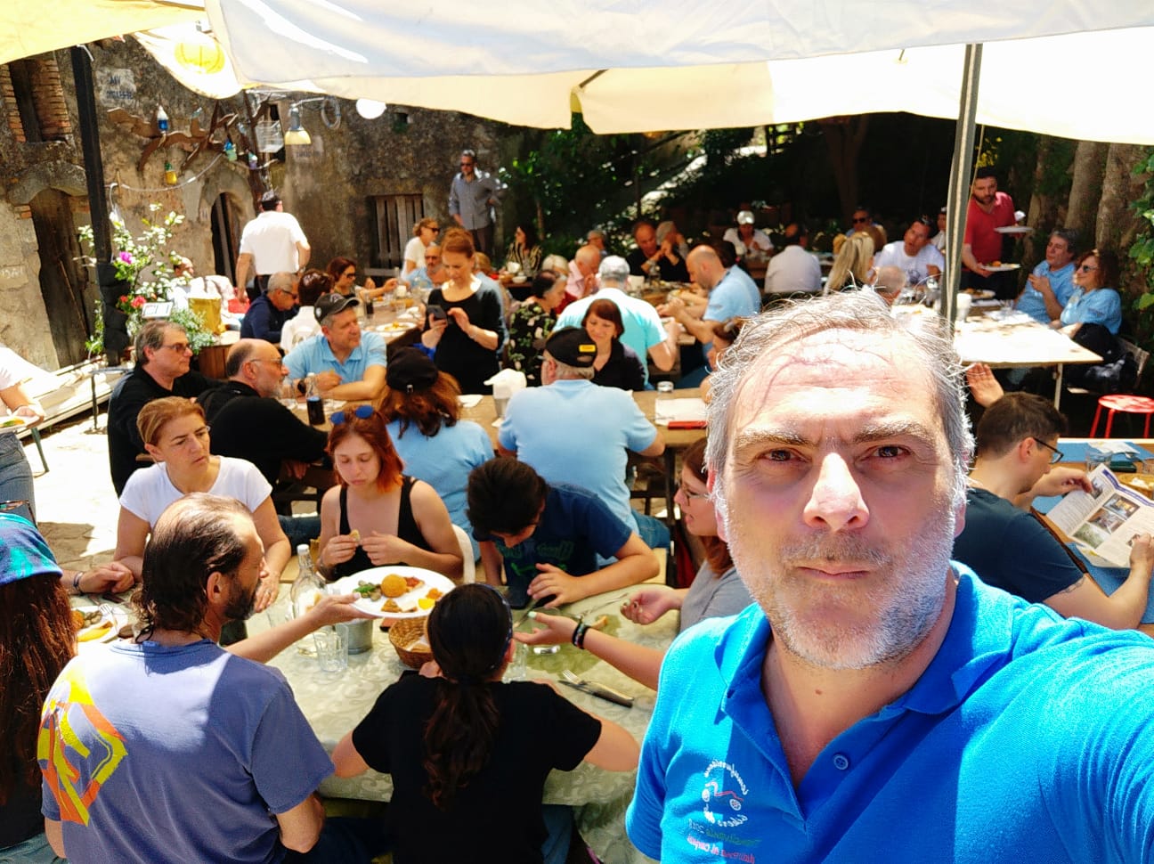 86 Il Pigmalione Mario Con La Bocca Piena Si Selfa Con Tutto Il Gruppo