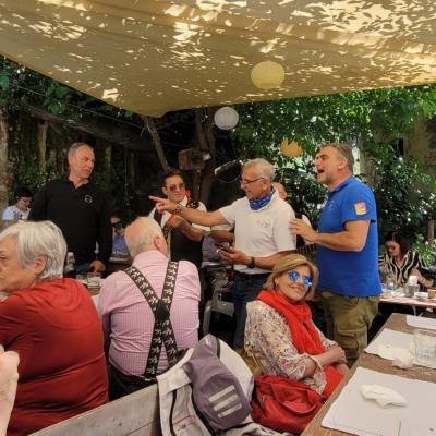 87 Un Bel Sorriso Di Giusy E Max Che Cerca Di Coinvogere Le Persone A Cantare