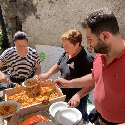 91 La Signora Mariangela All Opera Nella Distribuzione De Maccarruni