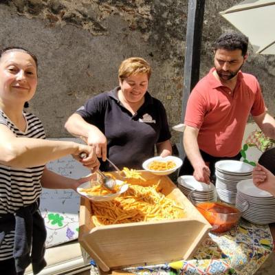 92 Un Gruppo Al Femminile E Coinvolgendo Le Donne Del Paese Territorio E Cucina Casalinga Raccontano La Sicilia Nella Sua Semplicita E Naturalezza