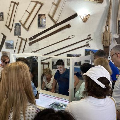 010 Il Responsabile L Architetto Pietropaolo Ci Spiega Le Grotte Con La Lavagna Multimediale