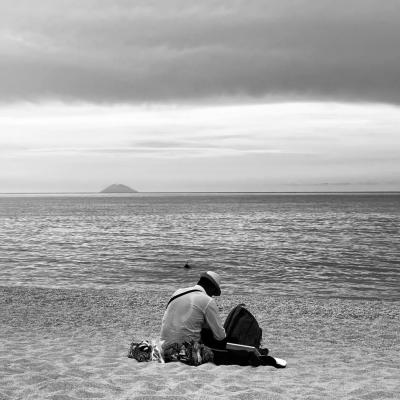 051 Una Bellissima Foto In Spiaggia Sullo Sfondo Stromboli