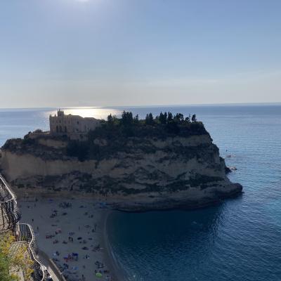 078 E Probabile Che Lo Scoglio Dell Isola Fosse Abitato Intorno Al Vii Viii Secolo Da Eremiti. Questi Isolandosi Dal Mondo Civile Si Dedicavano Ad Una Vita Contemplativa E Ascetica