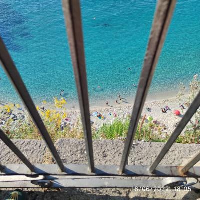 079 Questa Foto Parla Da Sola Dopo Una Sudatissima Salita Vorremmo Essere Ammollo Giu In Spiaggia Quella Non E Una Ringhiera Ma Bensi Una Grata