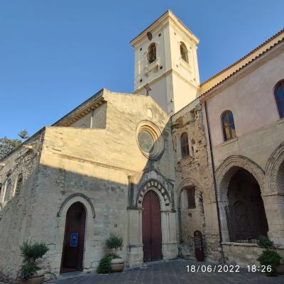 086 Sulla Facciata Si Apre L Ingresso Principale Con Un Portale Ad Archeggio Sopraelevato In Tufo