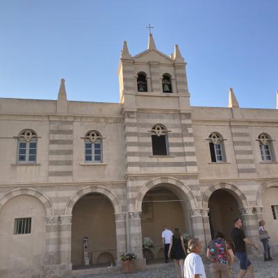 100 Divenuta Uno Dei Simboli Di Tutta La Calabria E Del Borgo Di Tropea La Chiesa Di Santa Maria Dell Isola Sorge Sull Omonimo Scoglio. Di Origine Medievale Le Origini Dell Edificio Risalgono Al Xi Secolo