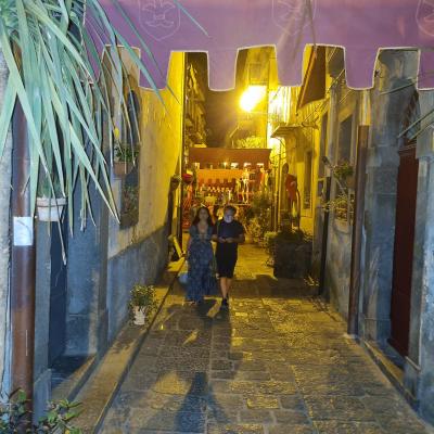 005 Il Centro Storico Di Randazzo Si Animera Con La Festa Medievale Che Si Ispira Alla Figura Di Bianca Di Navarra
