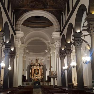 009 Interno In Conci Squadrati Di Basalto Si Presenta Con Impianto Basilicale A Croce Latina E Tre Navate Ripartite Da Due Serie Di Colonne Monolitiche